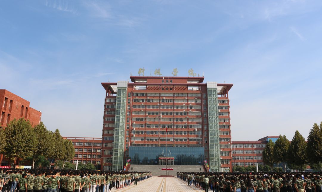 "今年高中毕业的考生就可以报考英国北安普顿大学,达到录取分数线以上