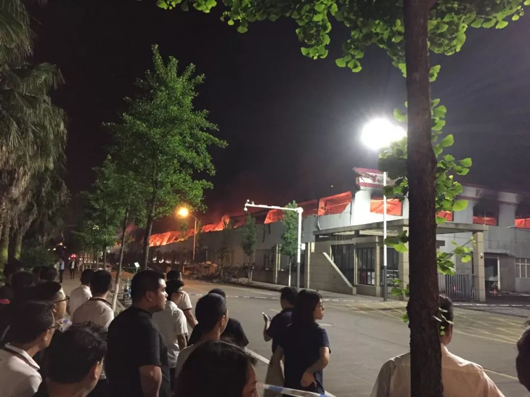 浙江温州:意尔康突发大火,现场极其吓人!