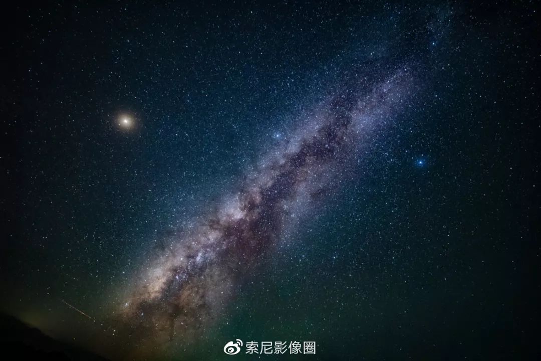 由天琴座的織女星,天鵝座的天津四及天鷹座的牛郎星組成的三角形