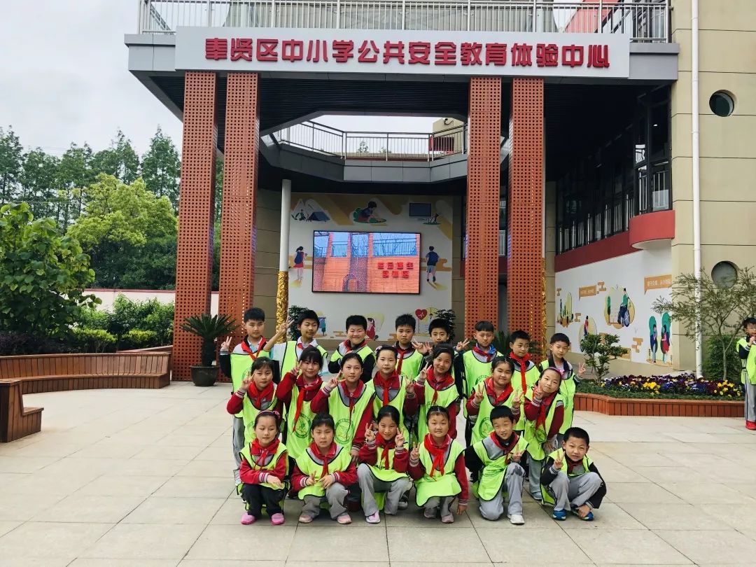 校园新闻增强民防意识踏出坚实步伐记钱桥学校三年级学生赴少年军校