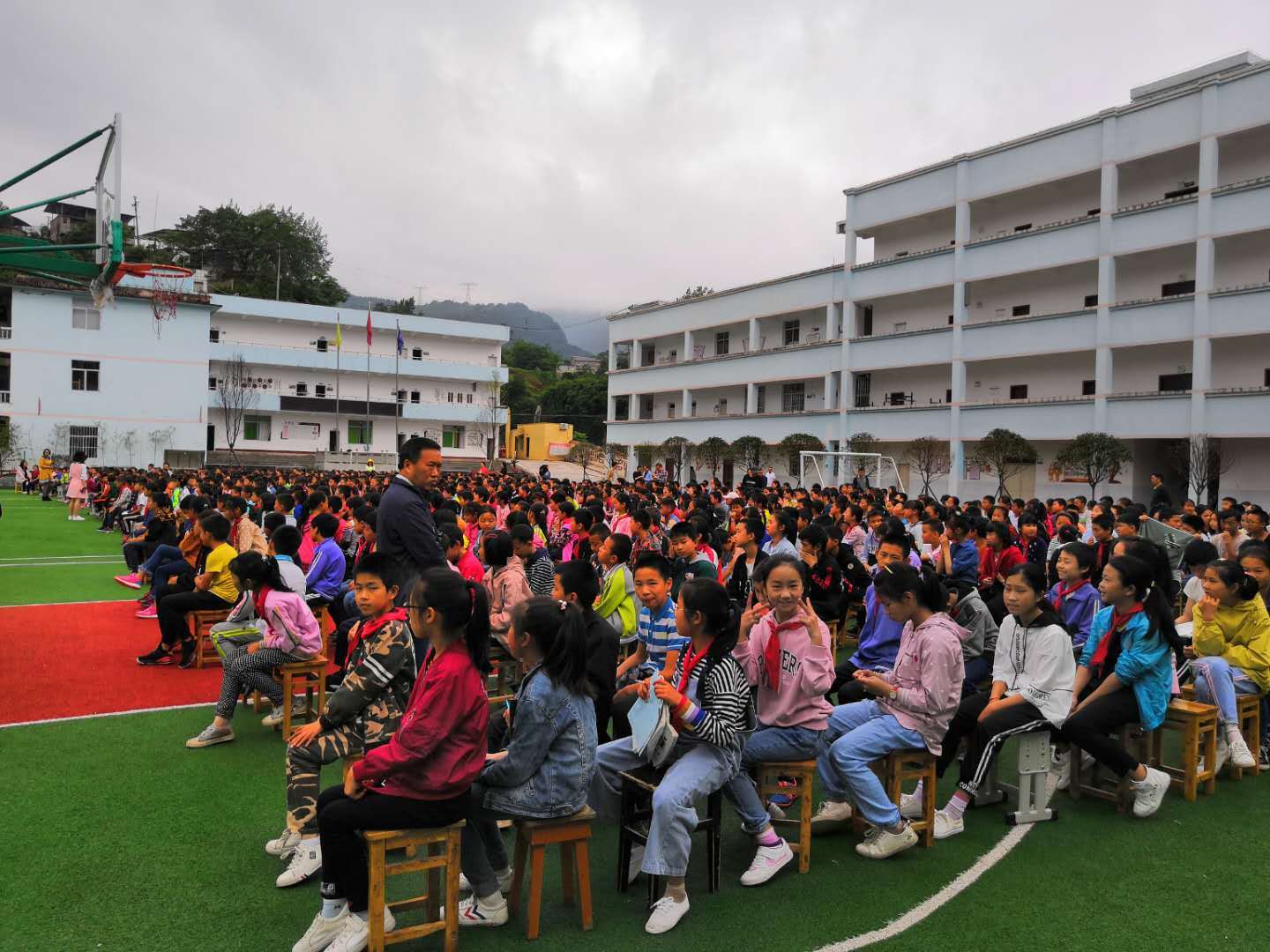 武隆区2019"全民营养周"及"科技活动周"大型科普活动在长坝小学举行