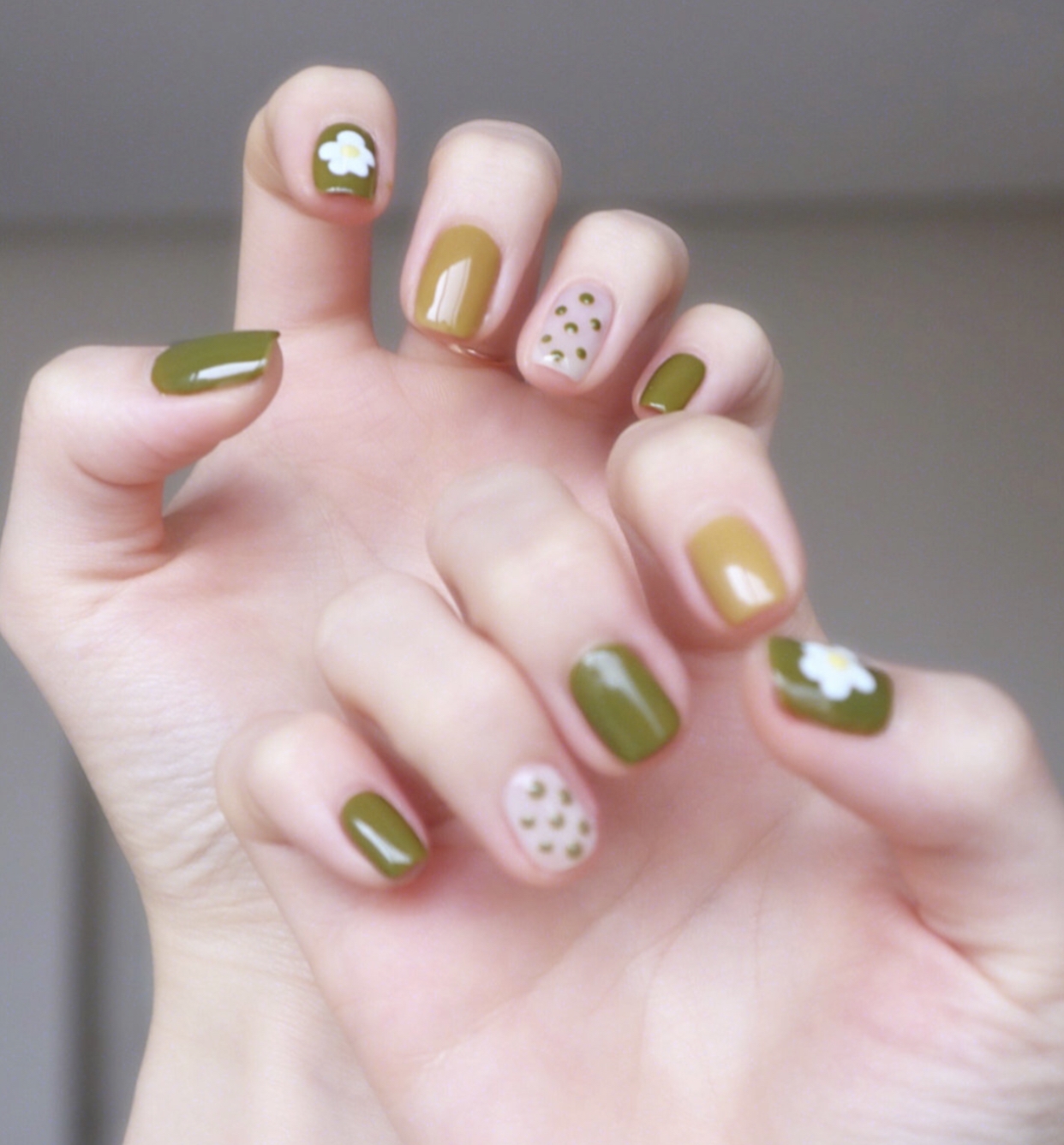 波点美甲有着很强的百搭气质,看起来简约大方的造型,可以和不同的款式