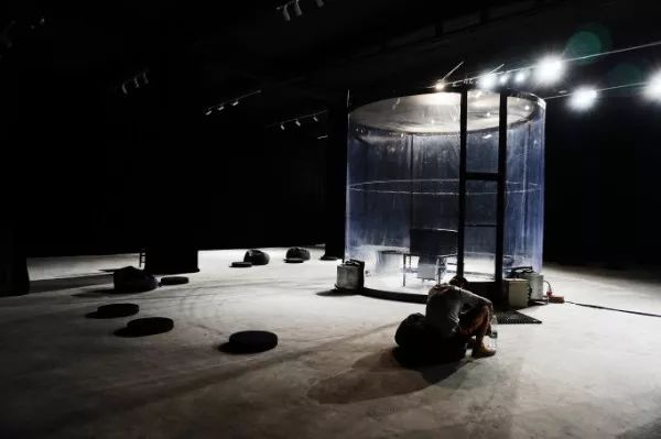 798的ioma爱马思艺术中心,7月底之前都可以体验《临时演员:劳伦斯·马