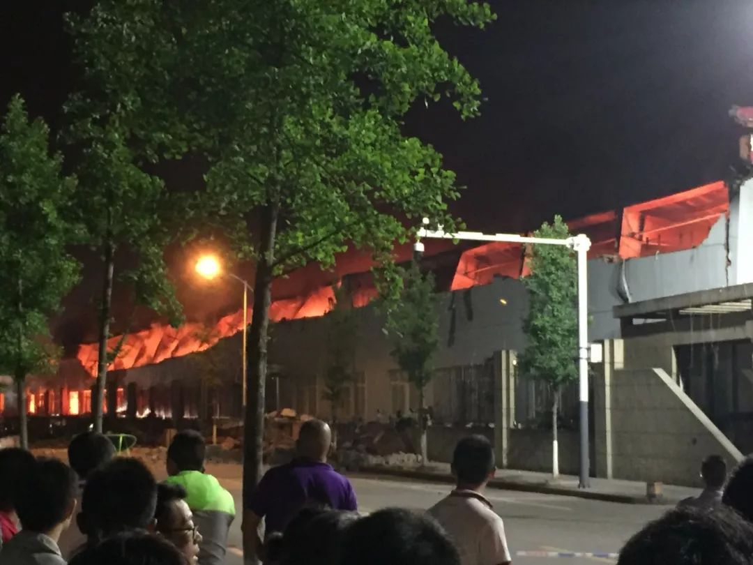 浙江温州:意尔康突发大火,现场极其吓人!