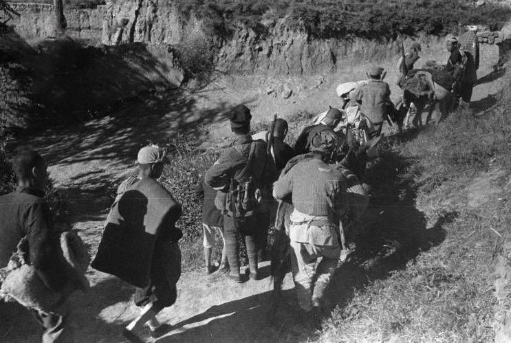 1944年美国记者福尔曼拍摄的陕甘宁边区,民兵在演戏埋地雷