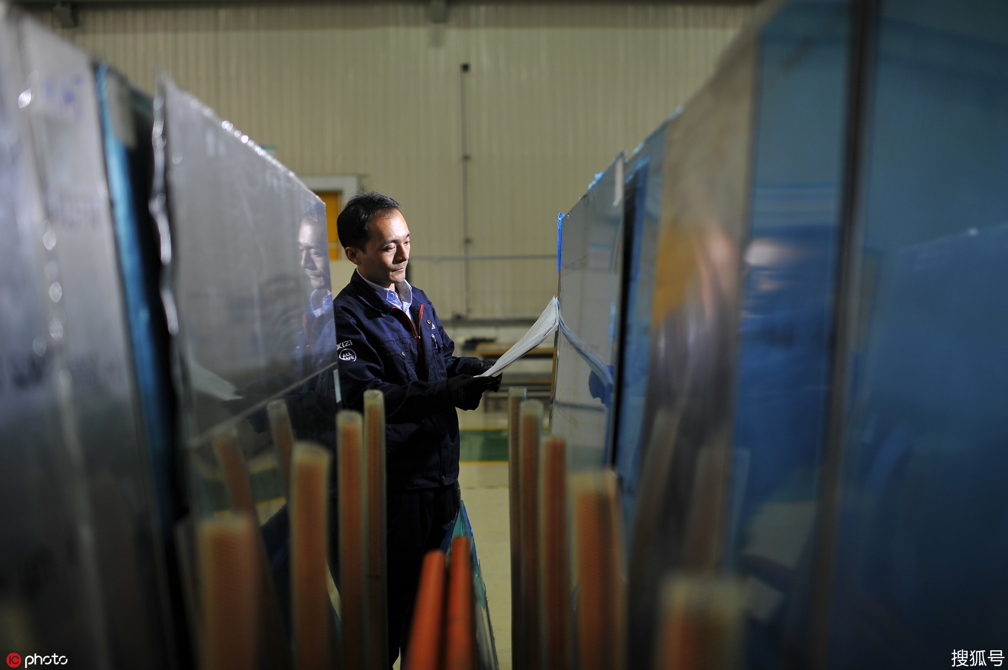 飞机钣金工李永国敲出了c919大飞机上的精美弧线