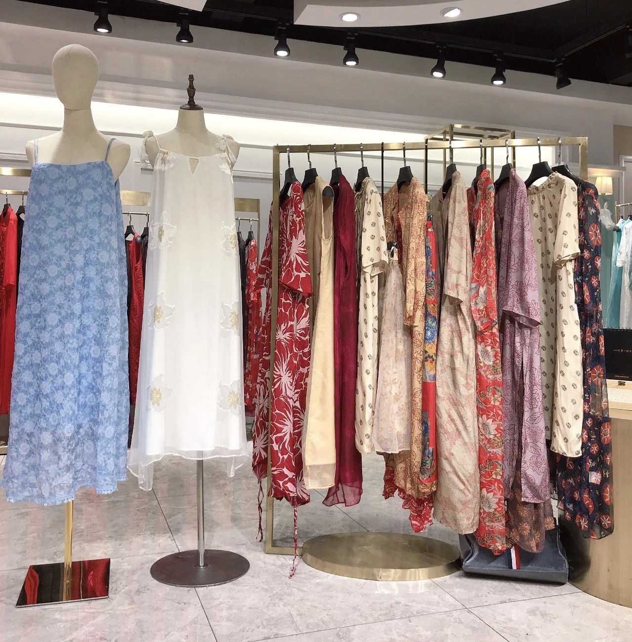 2019夏晒谷场广州品牌女装时尚大码真丝连衣裙份货一手货源折扣批发