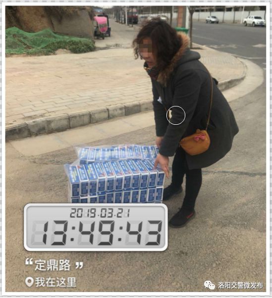 路口散发小广告拦车乞讨惹人烦洛阳交警严厉打击