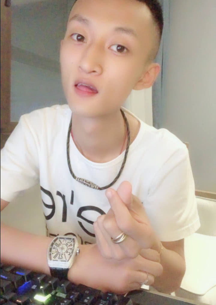 快手一哥祁天道直播间,再现抢榜大战,榜二突然偷塔引发巨大争议