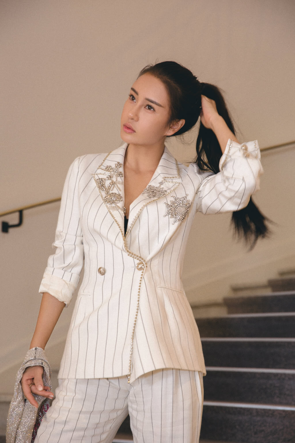 母其弥雅回应戛纳红毯争议 街拍照展独立女性之美