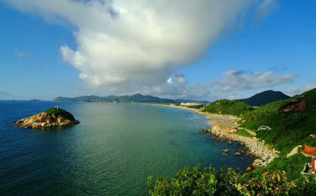 廣州海域內共有14個海島,包括海鷗島,龍穴島等5個有居民海島和大蠔沙