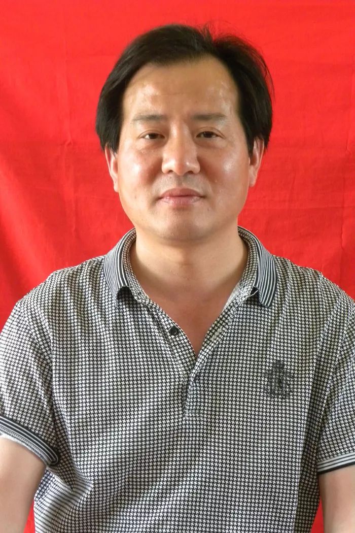 汉川楷模1989年9月,李少文放弃在湖北沙洋农场工作的机会,扎根西江乡