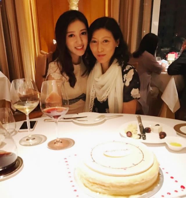 原创何艳娟离婚67岁富豪再恋55岁200亿富豪,带亲妈约会频向男友撒娇