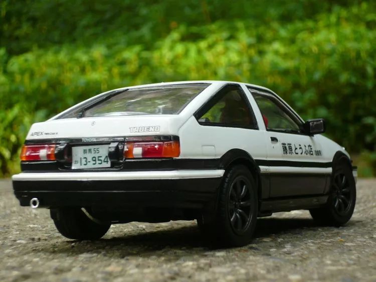 他们有着执着的怀旧,比如上面的普桑,还有跳灯系列的ae86之拓海玩转