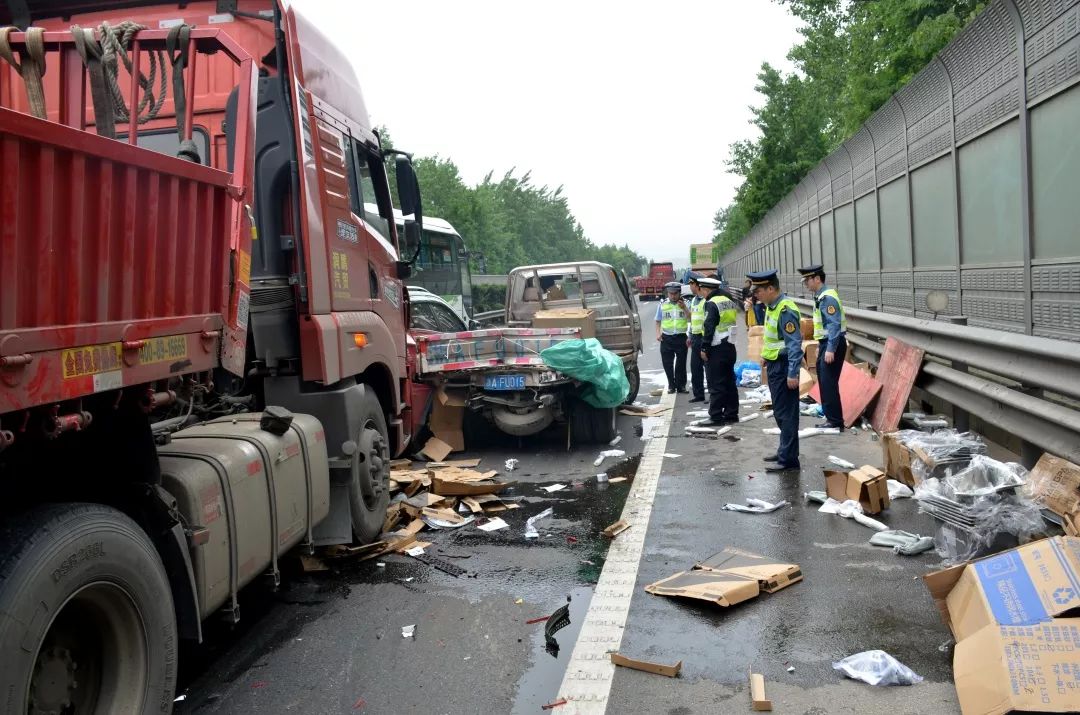 现场货物抛洒一地发生五车追尾事故杭州绕城高速公路五常至留下方向