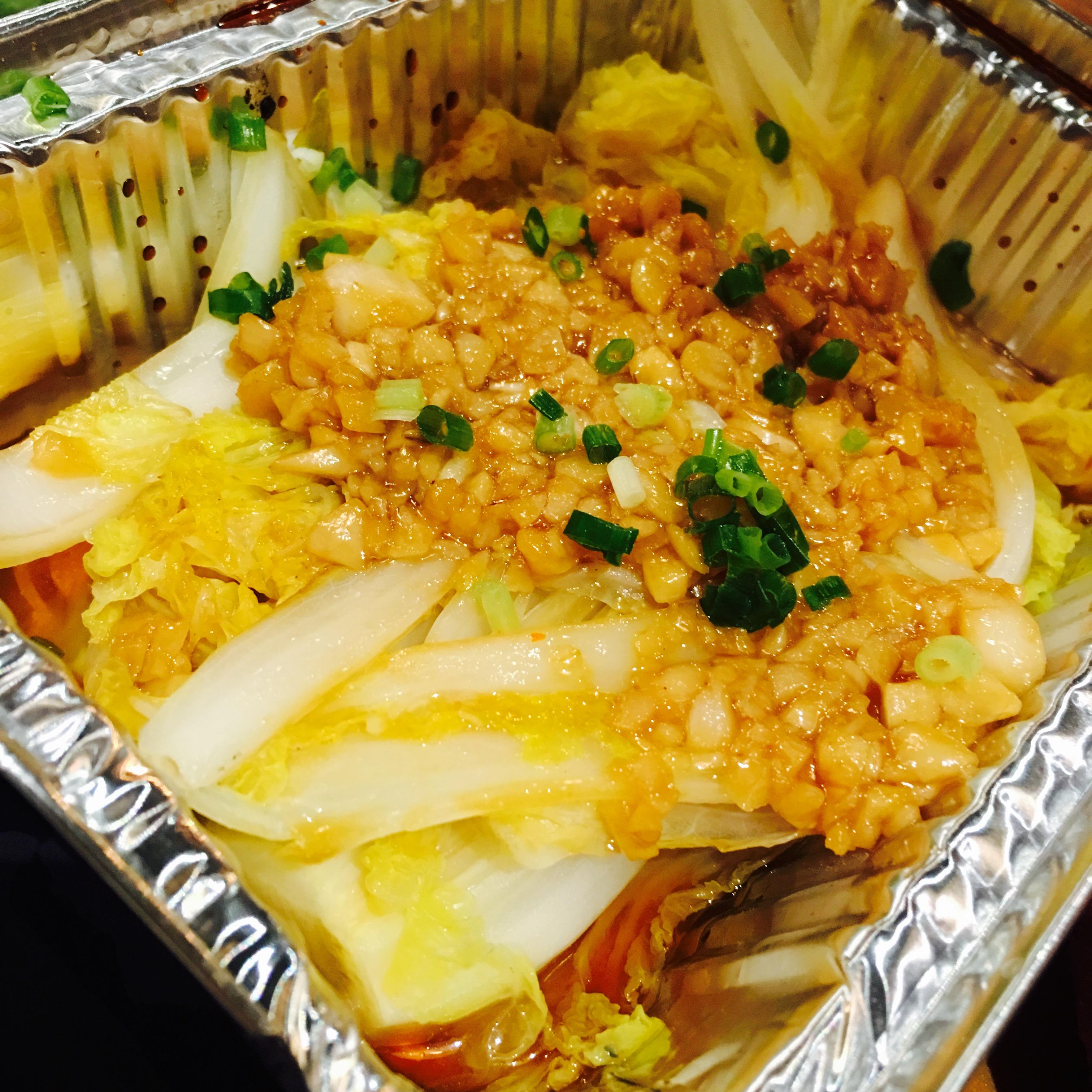 六十五,锡纸炭烧娃娃菜娃娃菜切丝,过水,放点鸡汁,心管汁,炭烧香辣酱