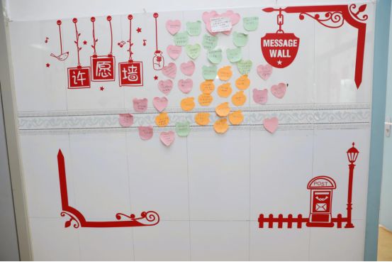 小小联谊会拉近了医护与患者的距离,小小许愿墙更是承载着对未来美好