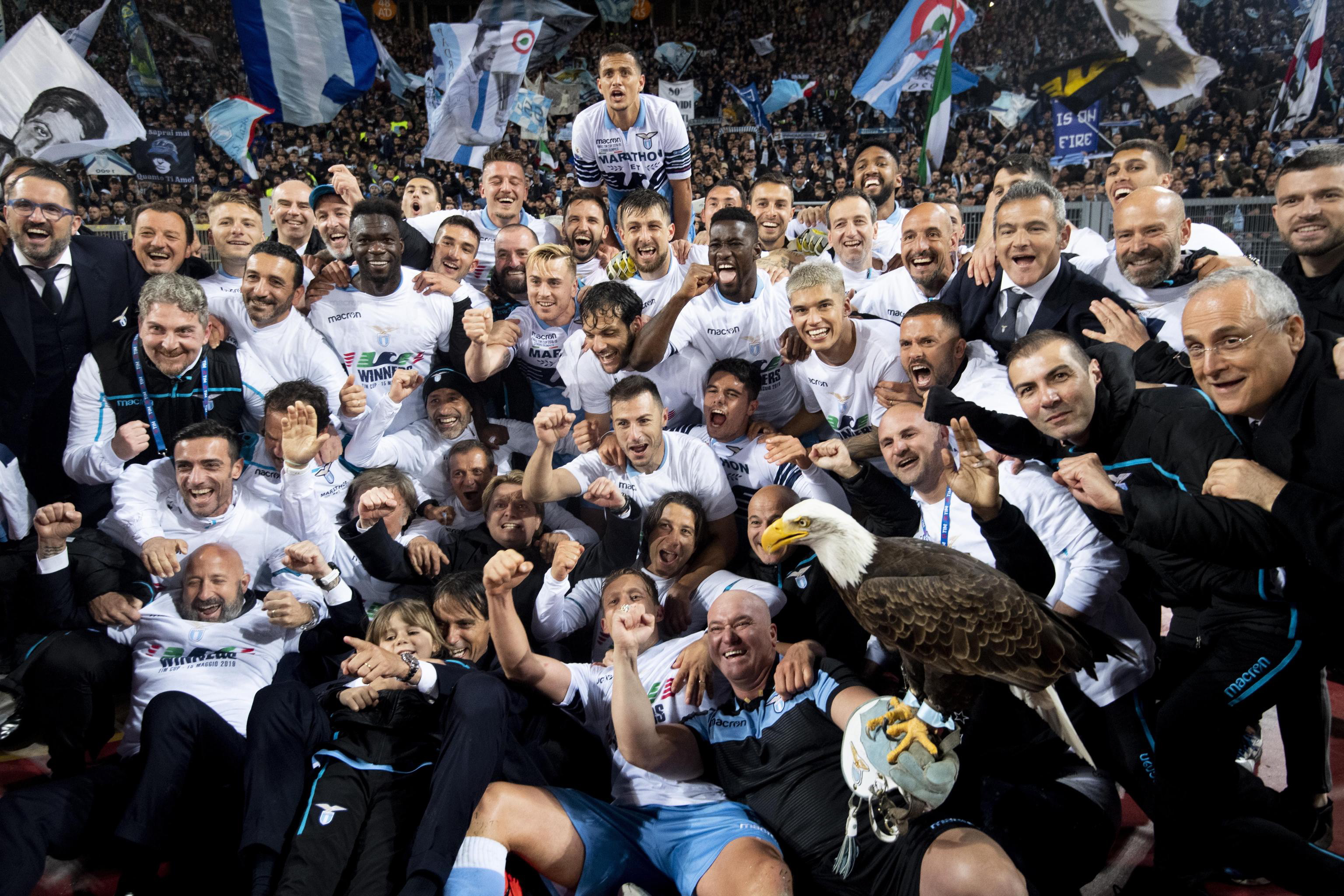 赛季意大利杯足球赛决赛中,拉齐奥队以2比0战胜亚特兰大队,夺得冠军