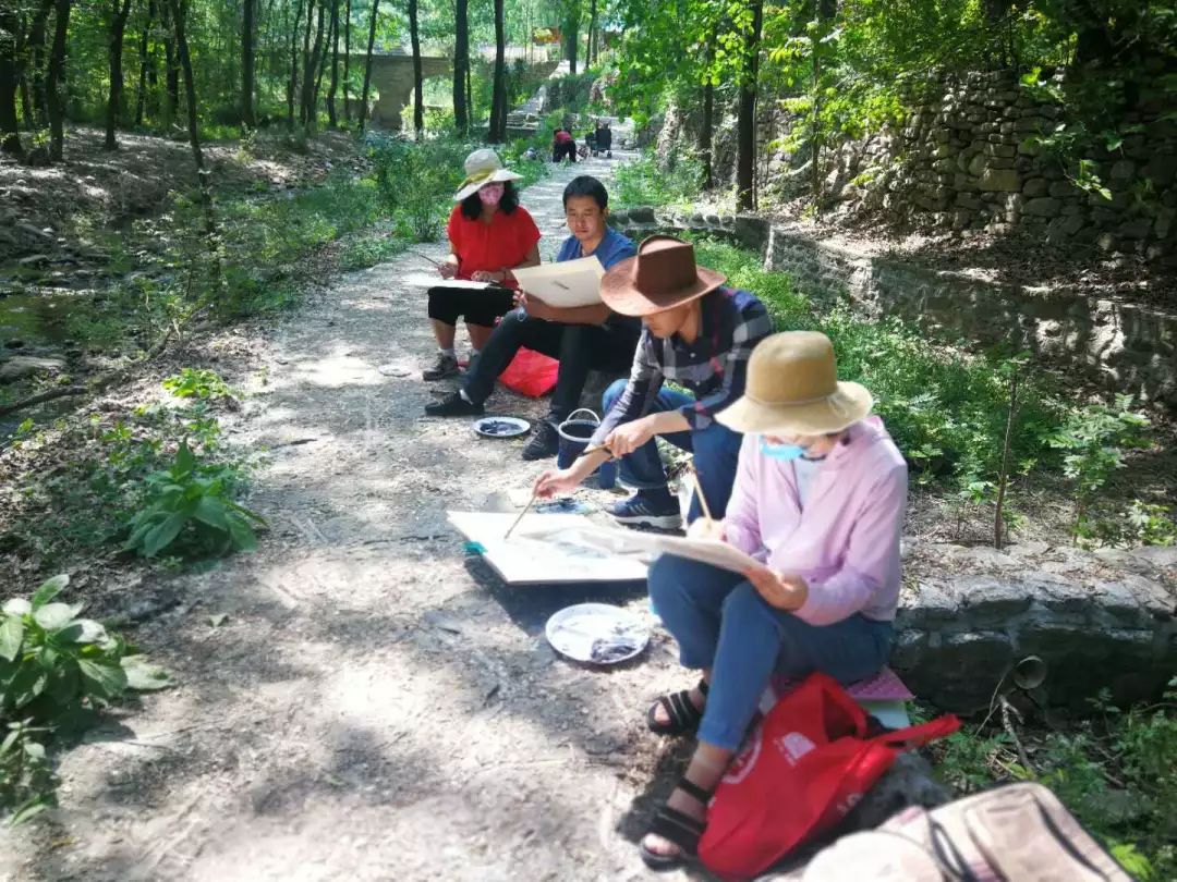 淄川峨莊寫生基地周邊古村,森林眾多,山清水秀,民風淳樸,是集人文與