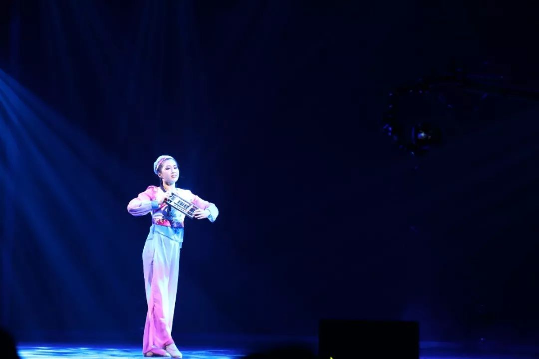 《心弦》表演者:表演系舞蹈团《洗衣歌》表演者:刘亚倩《一片绿叶》