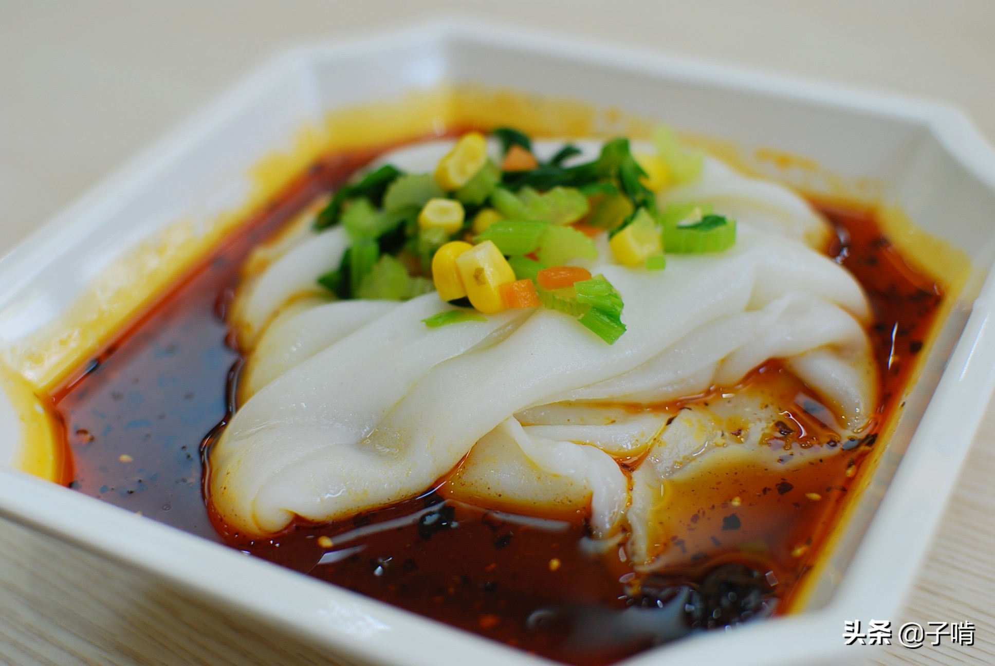 宽大的汉中热面皮5元一碗,和秦镇米皮相比毫不逊色,口味很地道