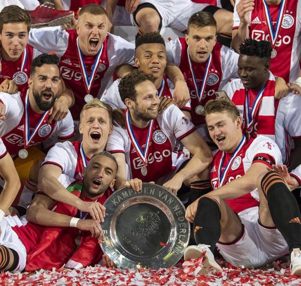 阿贾克斯第34次夺取荷甲冠军时隔四个赛季后,阿贾克斯终于拿到了队史
