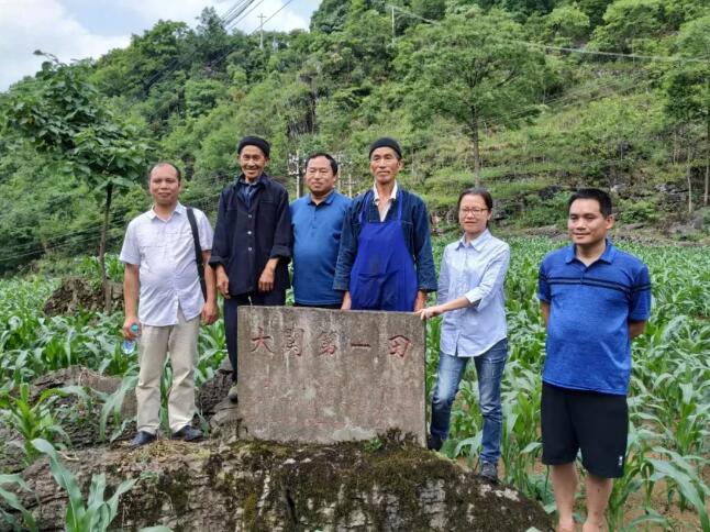 倾听上个世纪八九十年代村支书何元亮带领群众发挥大关精神"劈千年石