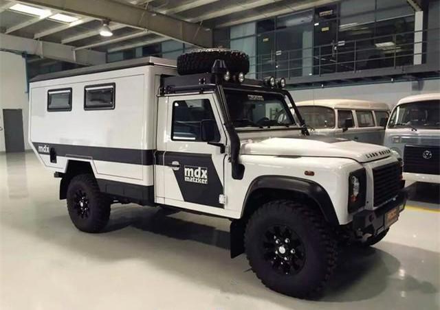 路虎越野房车亮相车顶可升起车内睡4人配22升发动机