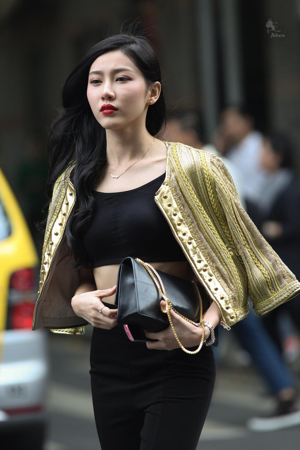 街拍景区惊现女神级大美女喇叭裤丰腴性感