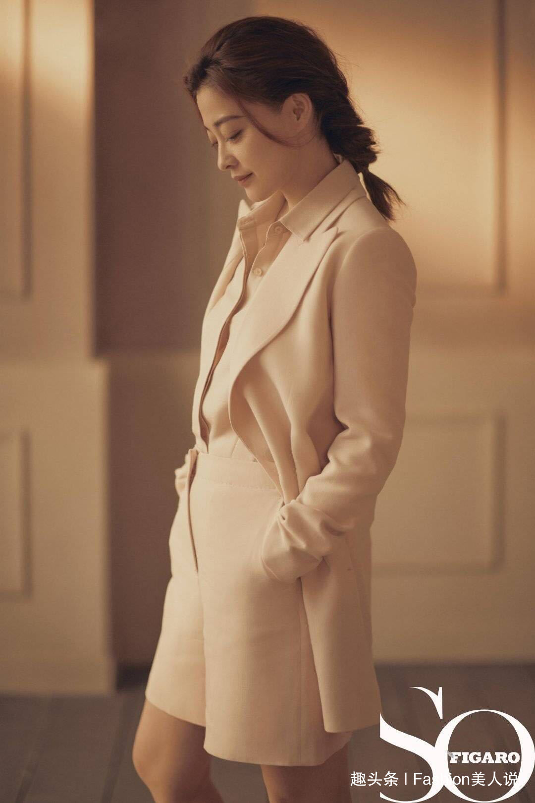 梅婷穿戴米赤色的西装加倍抬肤色,显得肌肤白净透亮,起到很好的减龄