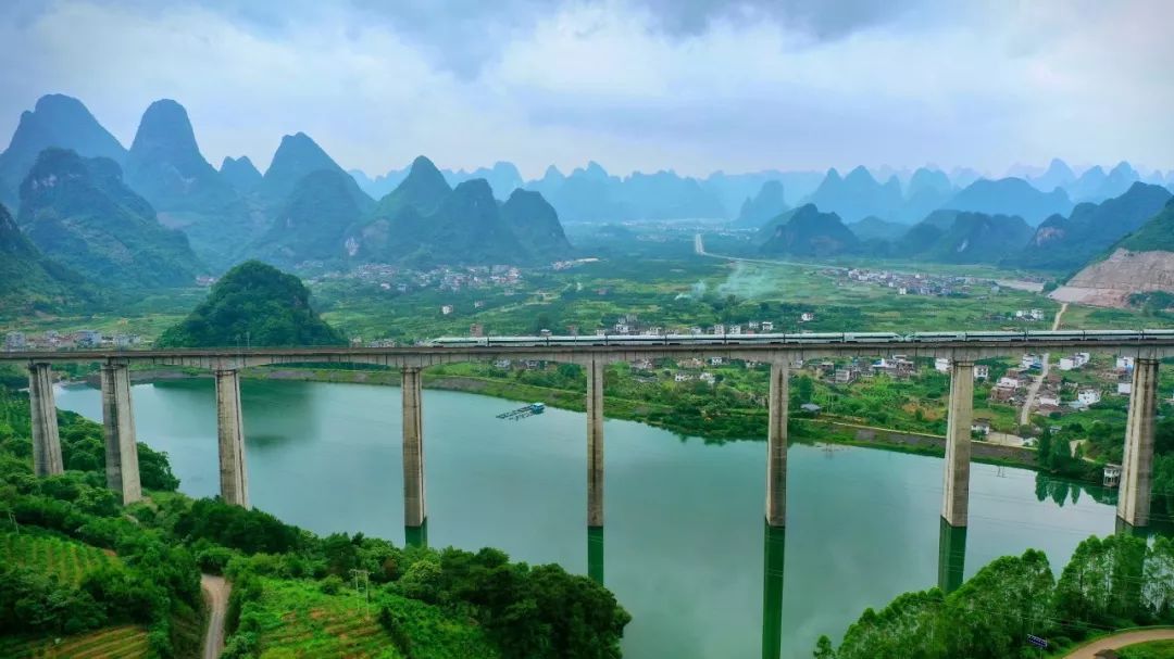 坐着高铁穿越喀斯特最美腹地!一站一景美不胜收!_阳朔