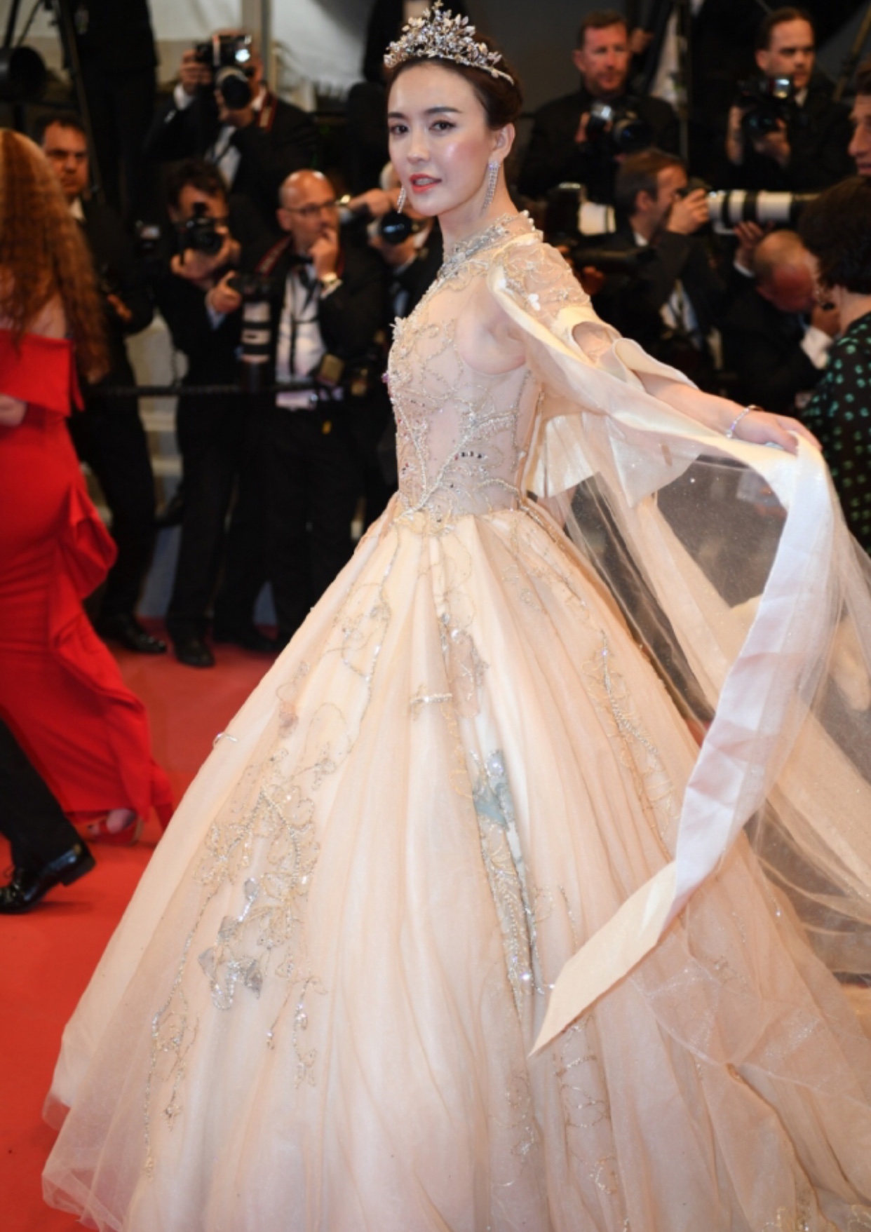 戛纳影展红毯有钱就能走,中国女星自爆去年花钱走红毯感当时充满自豪!