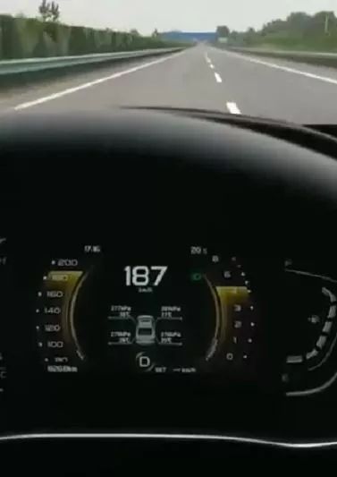 如此快的车速,还在边开车边拿手机拍视频?