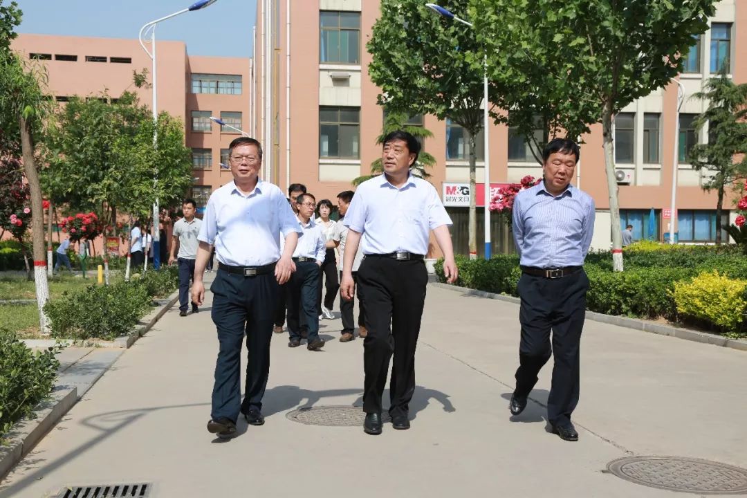 武安市人大常委会党组副书记贾延明带领部分人大代表到西苑中学调研
