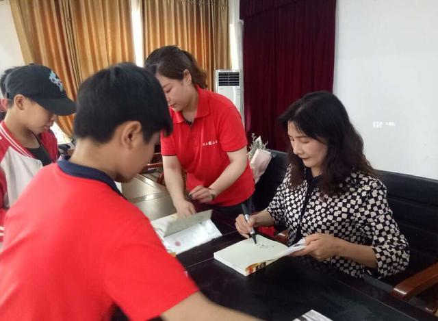 名家进校园书香润童心著名儿童文学家曹文芳走进安徽阜南三小