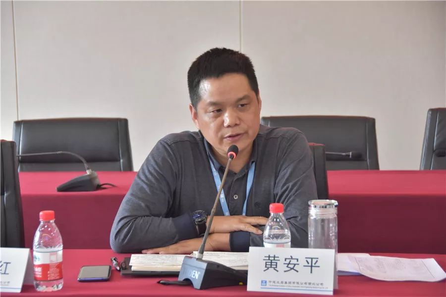 公司党委副书记,总经理黄安平在讲话中强调:一要积极实践,培养竞争