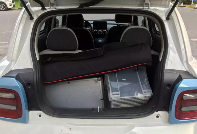 同时,欧拉r1的后备箱也能够轻松放入一个20寸的登机箱,多塞一塞,放两