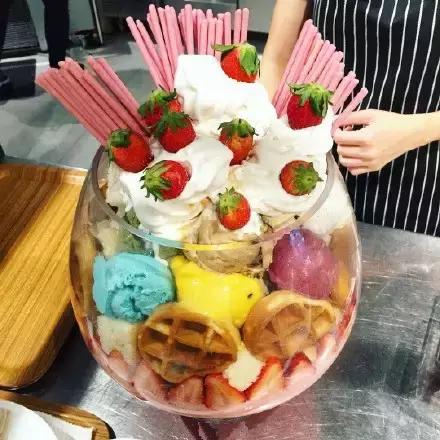 巨型冰淇淋走红,这下终于可以吃个够啦!