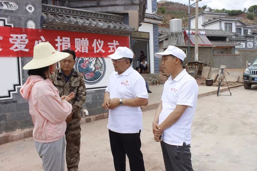 举行完结对扶贫爱心捐赠仪式后,云龙县委书记段冬梅一行深入了解云龙