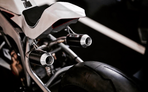 车重122公斤马力70匹的硬尾怪物apriliasxv550