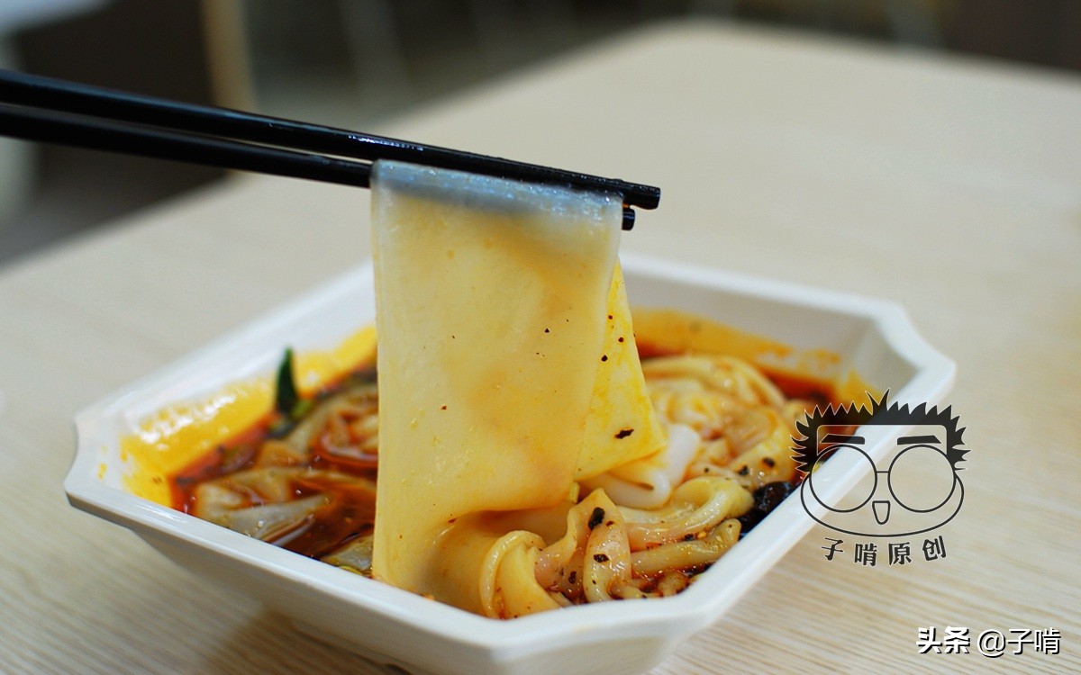 宽大的汉中热面皮5元一碗,和秦镇米皮相比毫不逊色,口味很地道