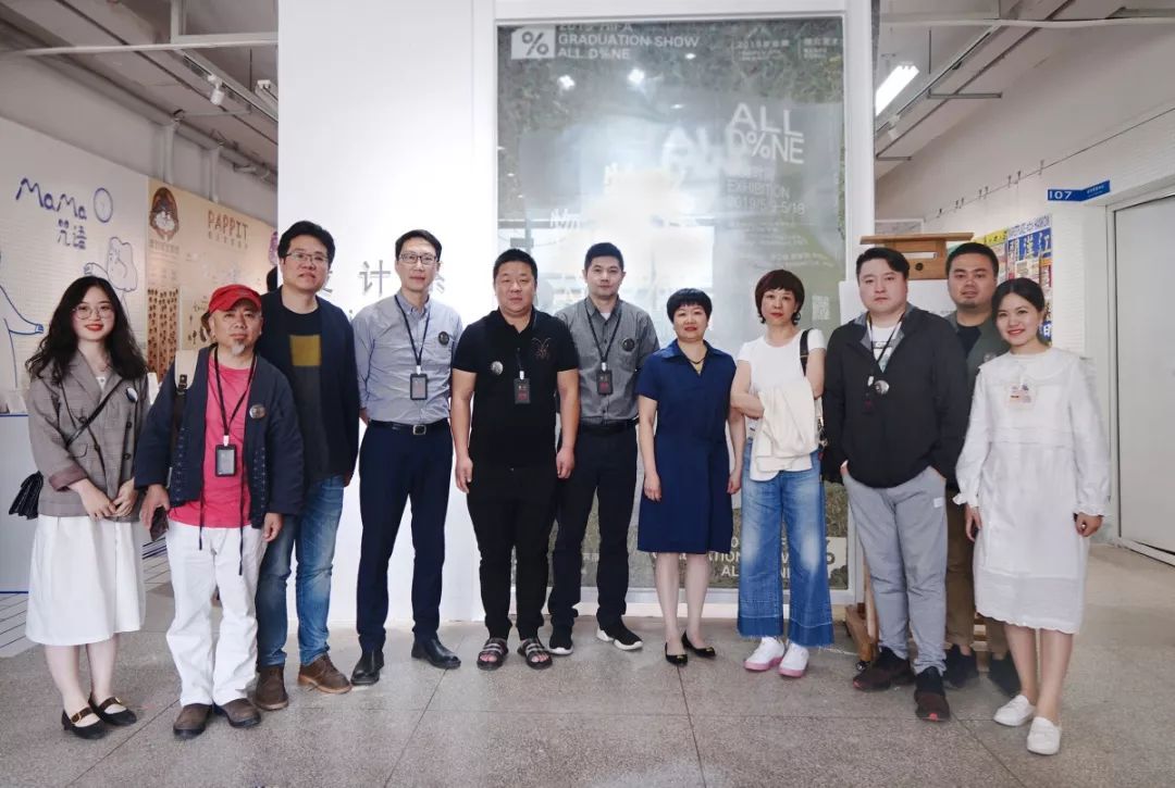 展览现场湖北美术学院设计系主任吴萍教授,设计系党委书记罗远红女士