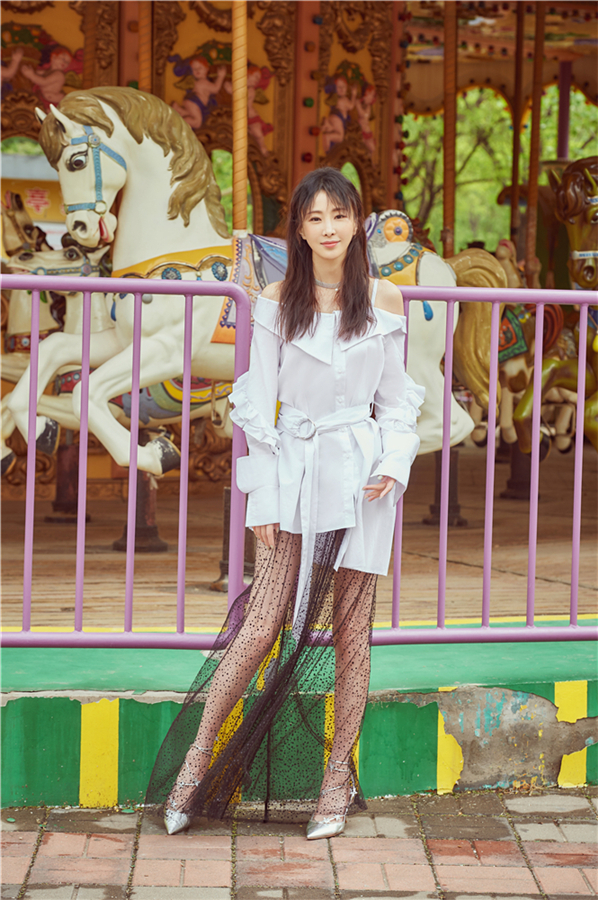 林静超短裙装一样可以在游乐场玩旋转木马?