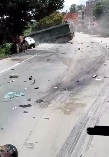 五华大货车与面包车相撞,现场一片狼藉