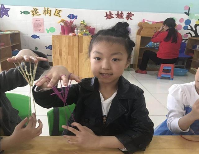 礦區區直幼兒園有趣的翻花繩