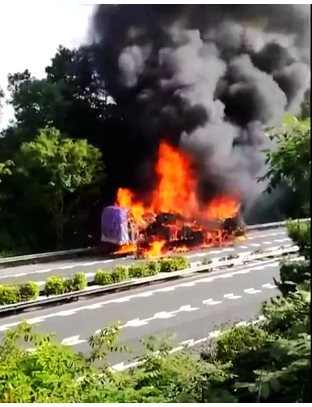 河源高速路段,一辆半挂车突然起火