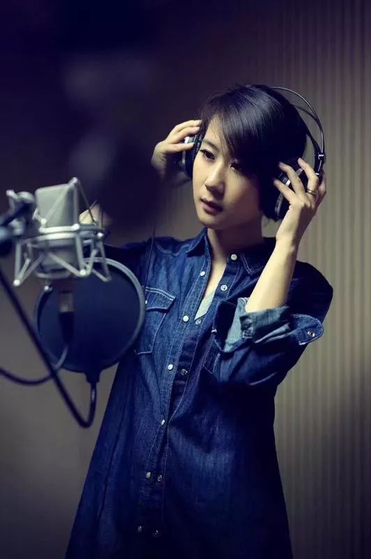 5女主播电台 处女座女主播 许一 酷炫的霓虹灯装置 震撼的"魔都巨蛋"