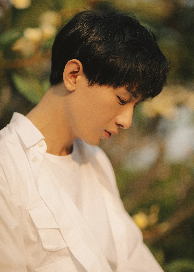 成毅生日写真曝光 温柔清新演绎花样少年