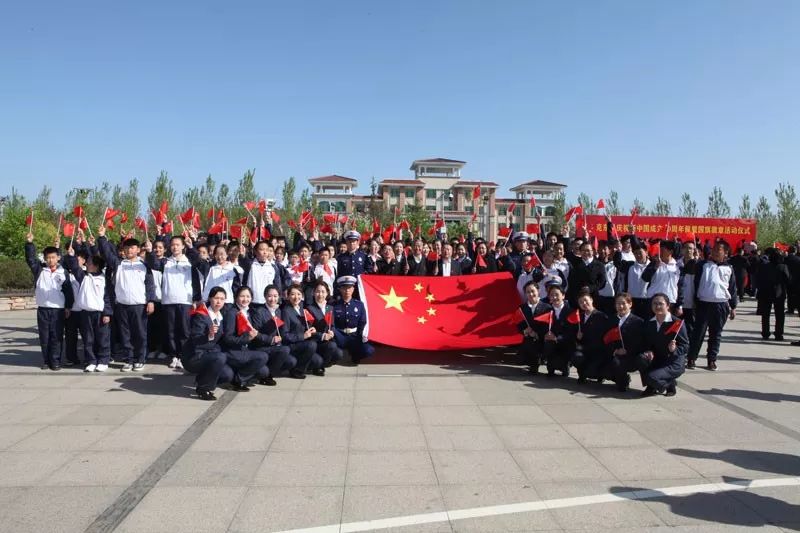 "五星红旗迎风飘扬,胜利歌声多么嘹亮.