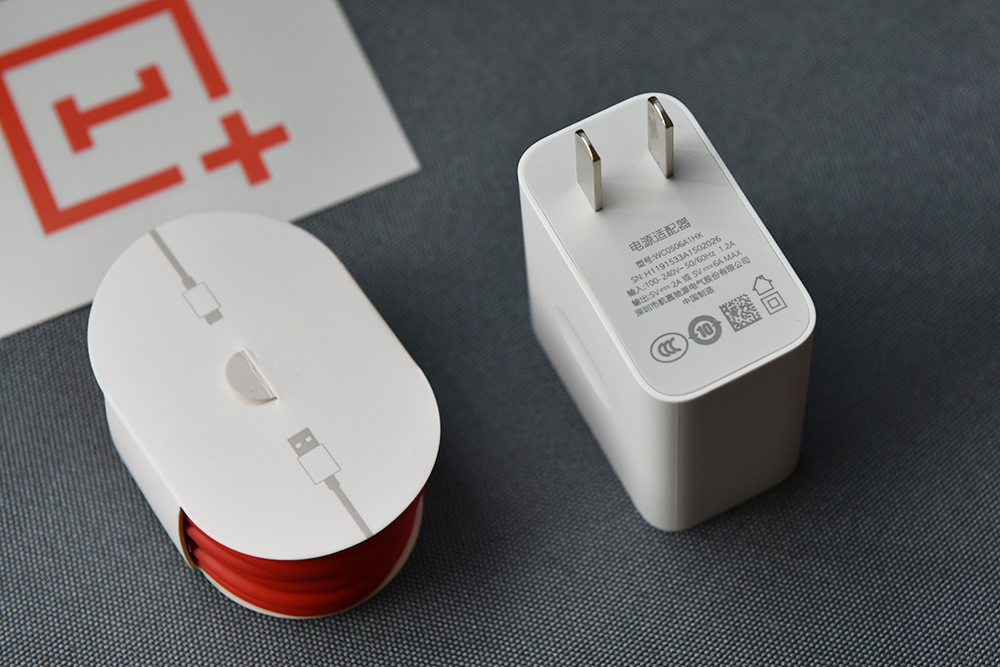 内置warp闪充30充电头以及数据线.